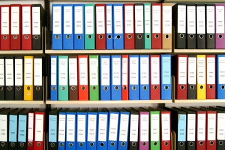 Regal voller Ordner Aktenordner mit der Aufschrift Digitalisierung als Sinnbild für Digitalisierung von Akten, Personalakten, Briefe, Briefpost und Ordnern