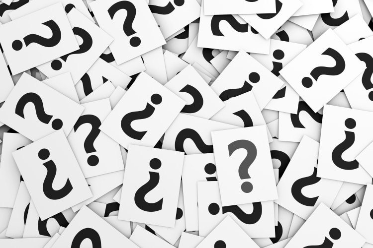 Karten mit Fragezeichen als Sinnbild für alle Fragen zur Digitalisierung von Akten, Personalakten, Briefe, Briefpost und Ordnern