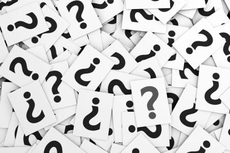 Karten mit Fragezeichen als Sinnbild für alle Fragen zur Digitalisierung von Akten, Personalakten, Briefe, Briefpost und Ordnern