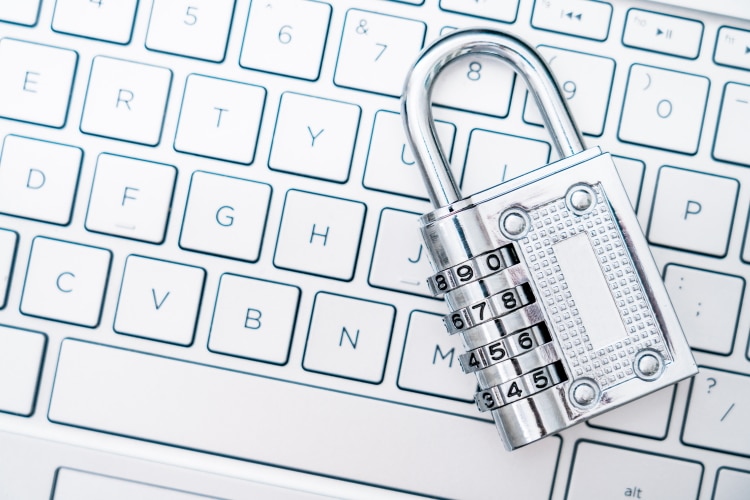 Zahlenschloss und Tastatur als Sinnbild für Sicherheit beim Digitalisieren von Akten, Personalakten, Briefe, Briefpost und Ordnern